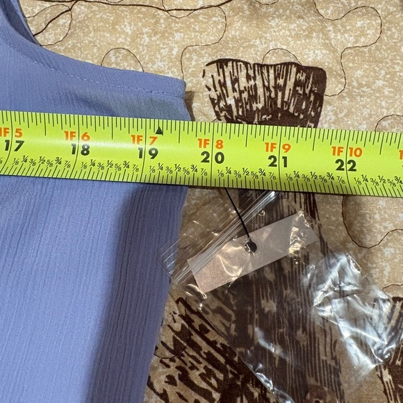 Nine West women’s size medium blue textured top button up, V-neck, tie knot NWT - Picture 4 of 7